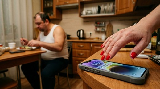 Как слежка за телефоном мужа может разрушить семью