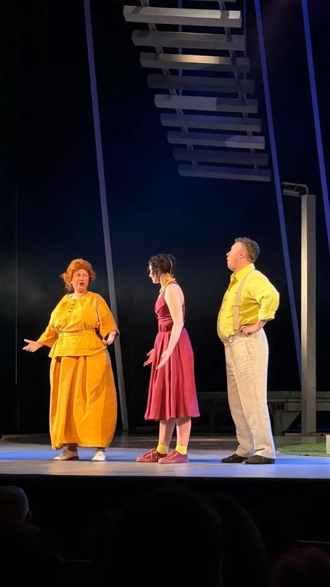 Комедия в Алматы: вечер театра и искусство костюмов