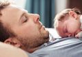 Отцовское психическое здоровье: неожиданный риск через год после рождения ребенка